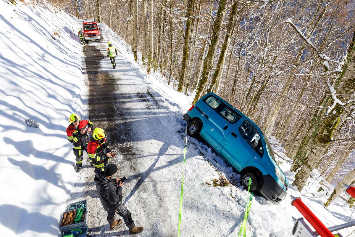 Die Feuerwehr sicherte den Pkw vor weiterem Abrutschen. ⇒B. Hofmeister