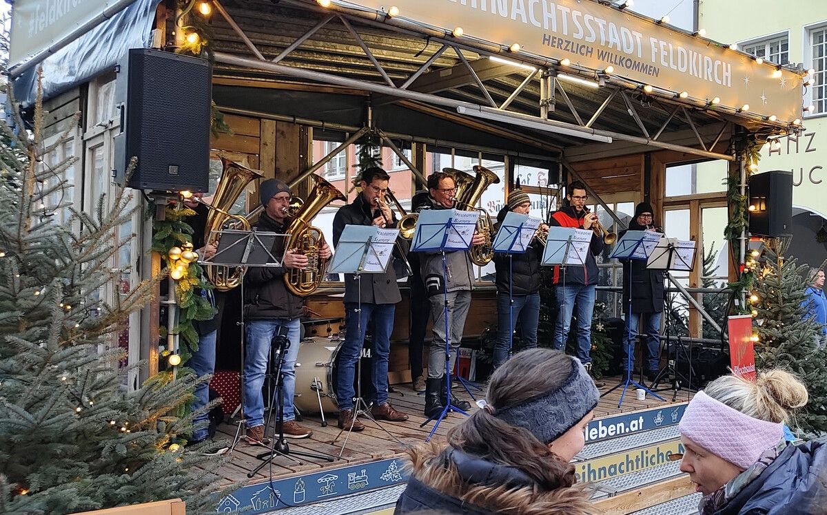 Die Formation „Lisilis Blechsalat“ brachte mit Jazz- und Weihnachtsklängen Freude in die Marktgasse. ⇒HE