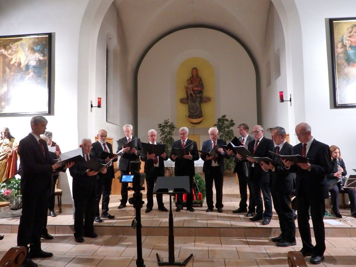 Die Franziskaner laden zur besinnlichen Stunde in die Franziskanerkirche. ⇒Franziskanerkloster Bludenz