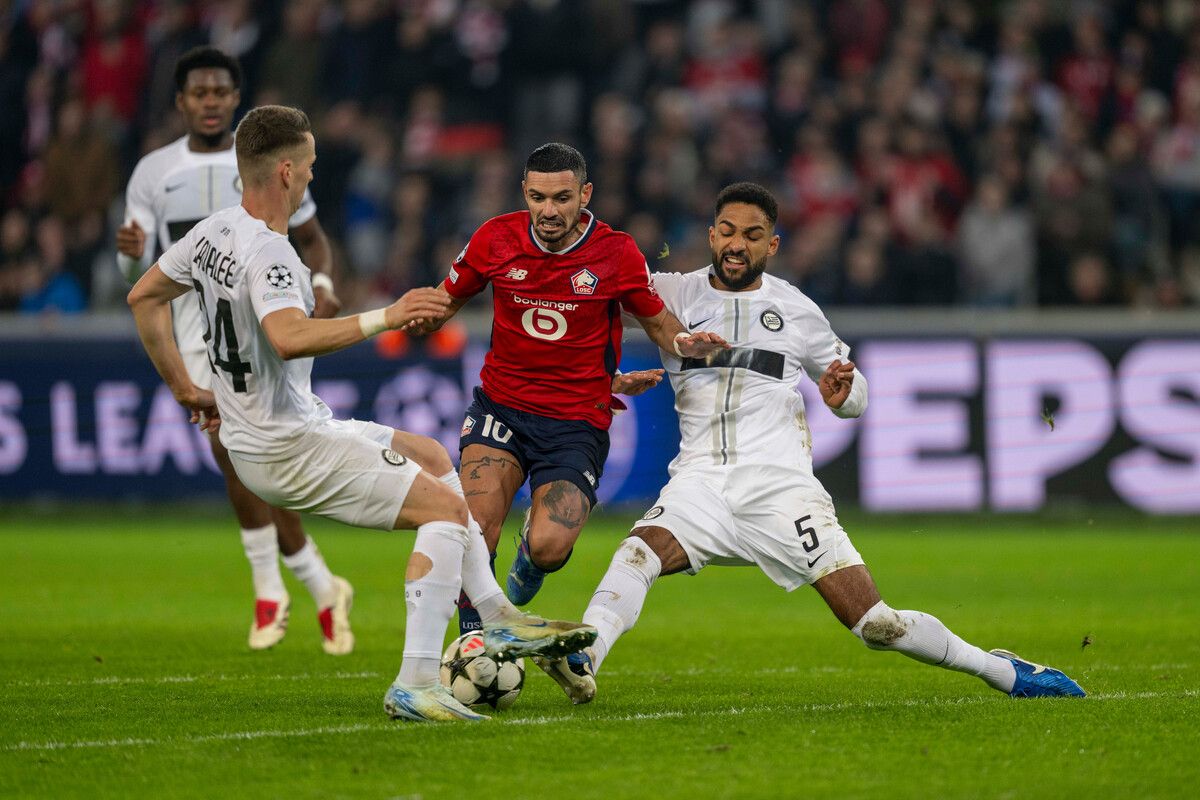Die Grazer Dimitri Lavalee (links) und Gregory Wüthrich gegen Lille-Spieler Remy Cabella.⇒gepa