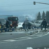 Unzählige Bierkisten landeten auf dem Kreisverkehr