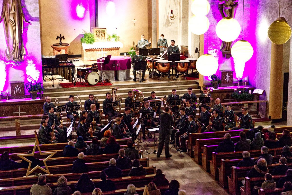 Die Heilig Kreuz-Kirche bot die passende Bühne für das Adventkonzert. ⇒SCO
