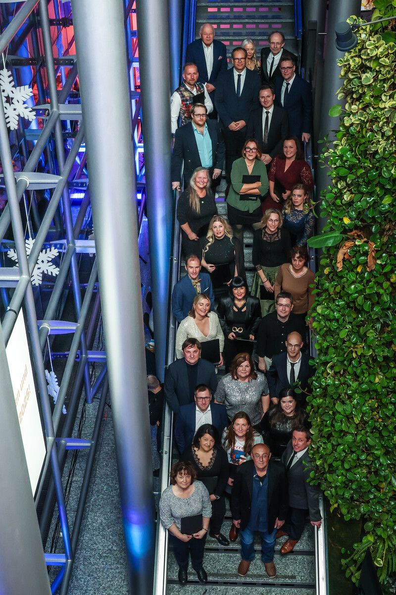 Die Jubilare versammelten sich auch dieses Jahr für das traditionelle Stiegenfoto bei der Weihnachtsfeier im Medienhaus in Schwarzach.⇒VN/Steurer