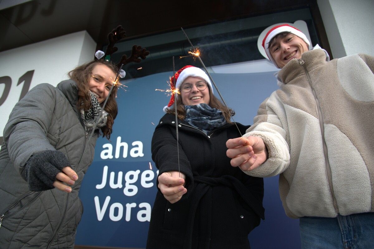 Die Jugendinfo-Mitarbeitenden wünschen frohe Weihnachten. ⇒AHA