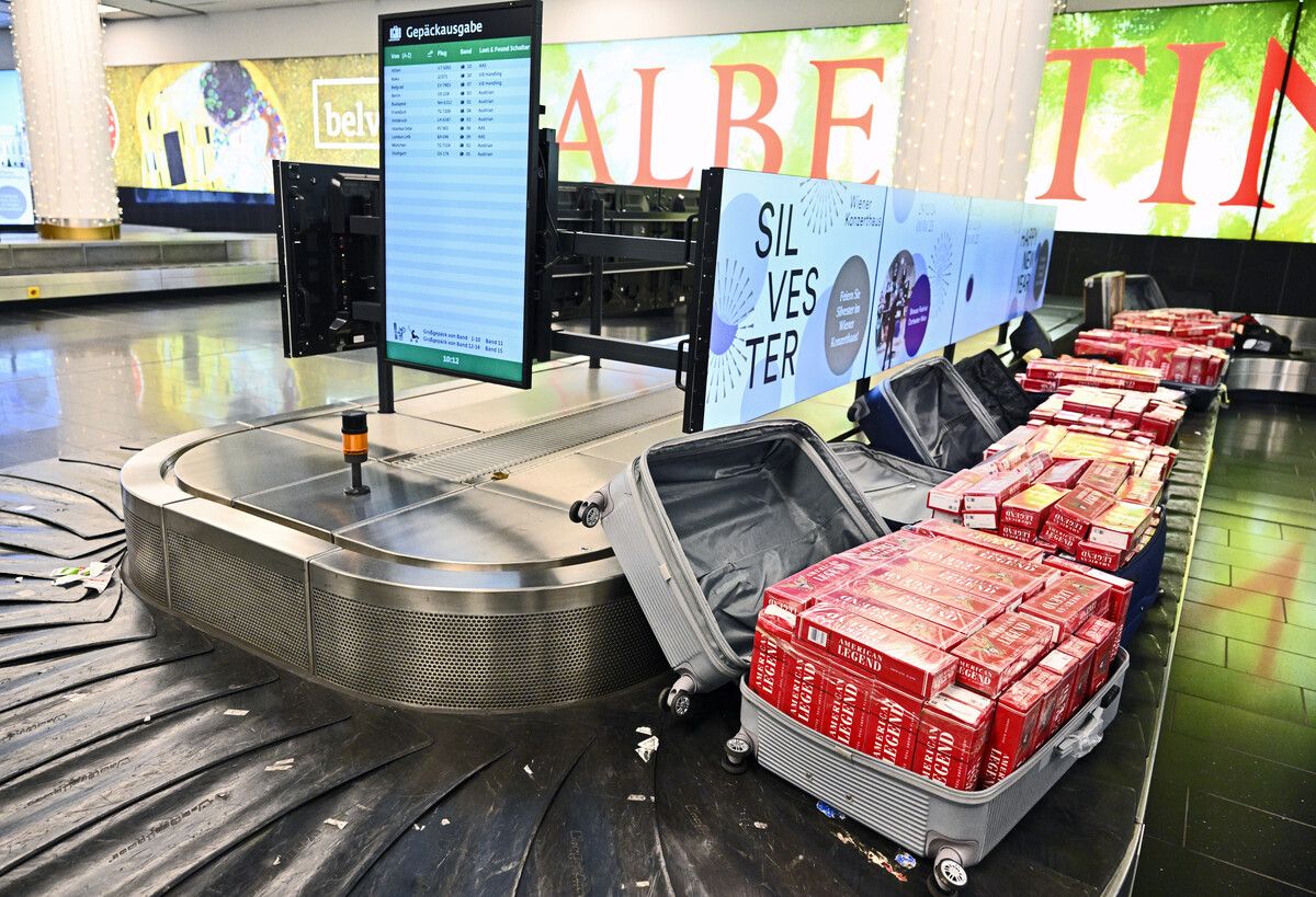 Die mit Zigaretten und anderer Schmuggelware befüllten Koffer am Flughafen. ⇒apa