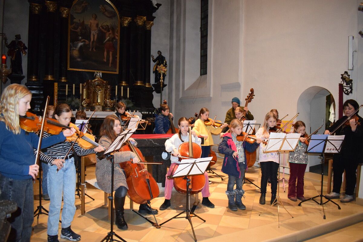 Die Musikschule Blumenegg Großes Walsertal lädt zum diesjährigen Adventkonzert in die Pfarrkirche der Propstei St. Gerold ein. ⇒MS Blumenegg