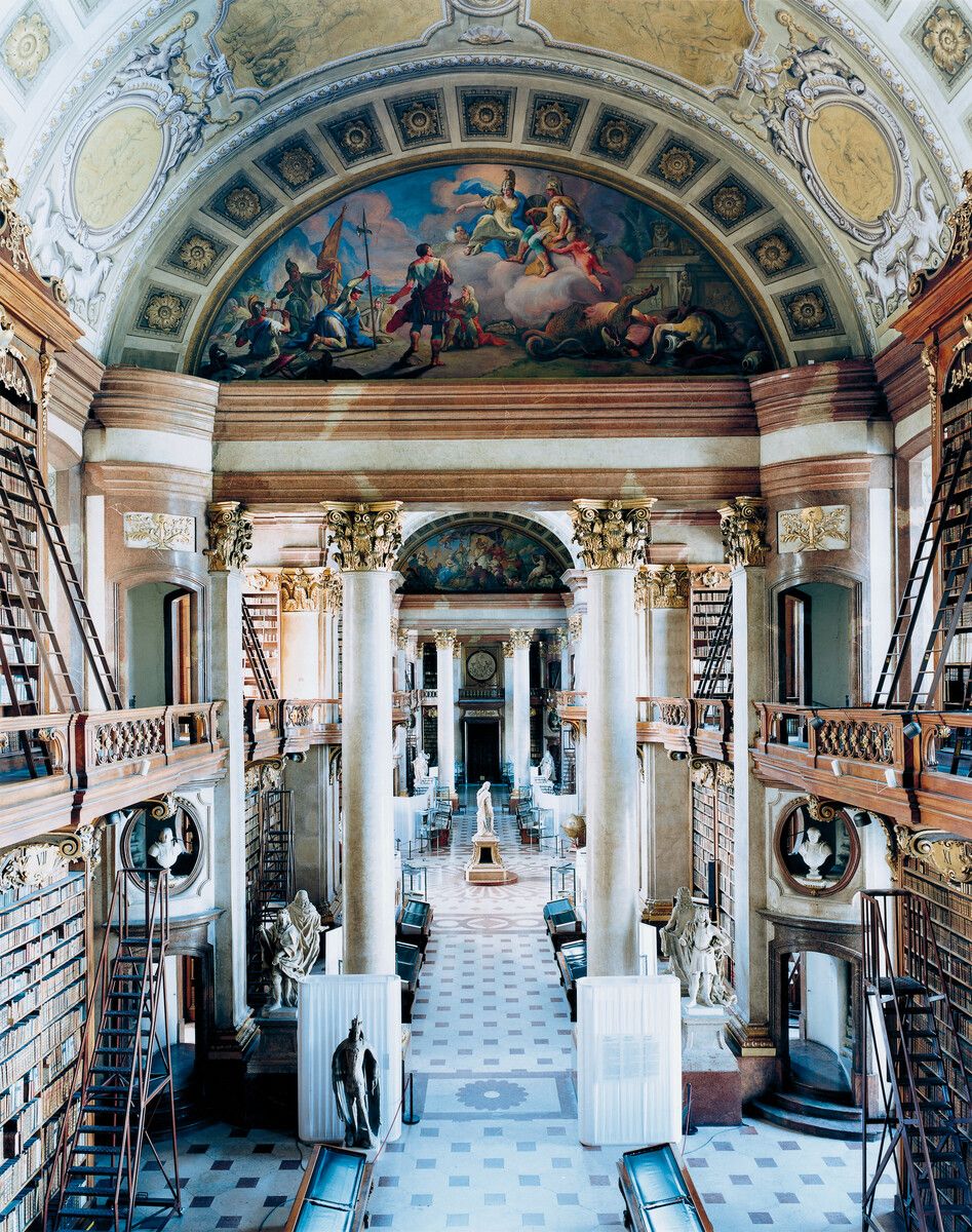 Die Österreichische Nationalbibliothek in Wien. ⇒Candida Höfer / courtesy Schirmer/Mosel