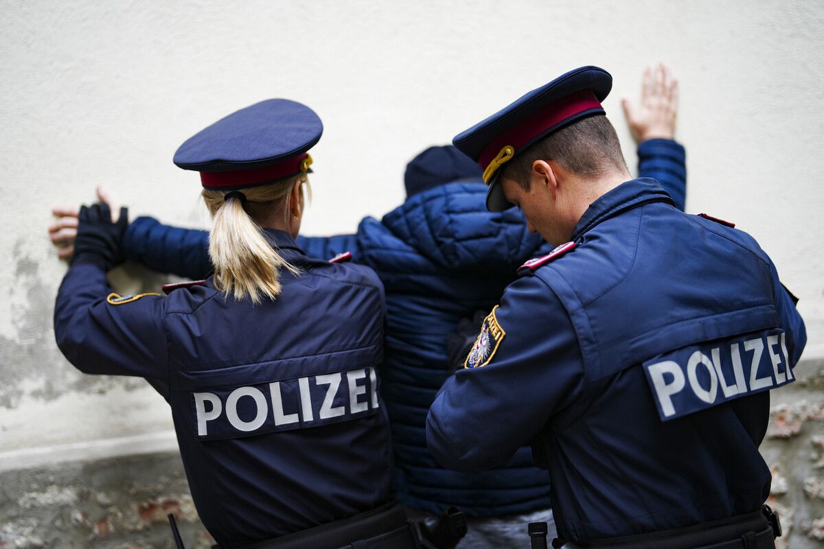 Die Polizei erwischte die Jugendlichen teilweise auf frischer Tat. Die Verdächtigen sind demnach 44 teils unmündige Minderjährige.⇒ Symbolbild: APA/E. MANHART
