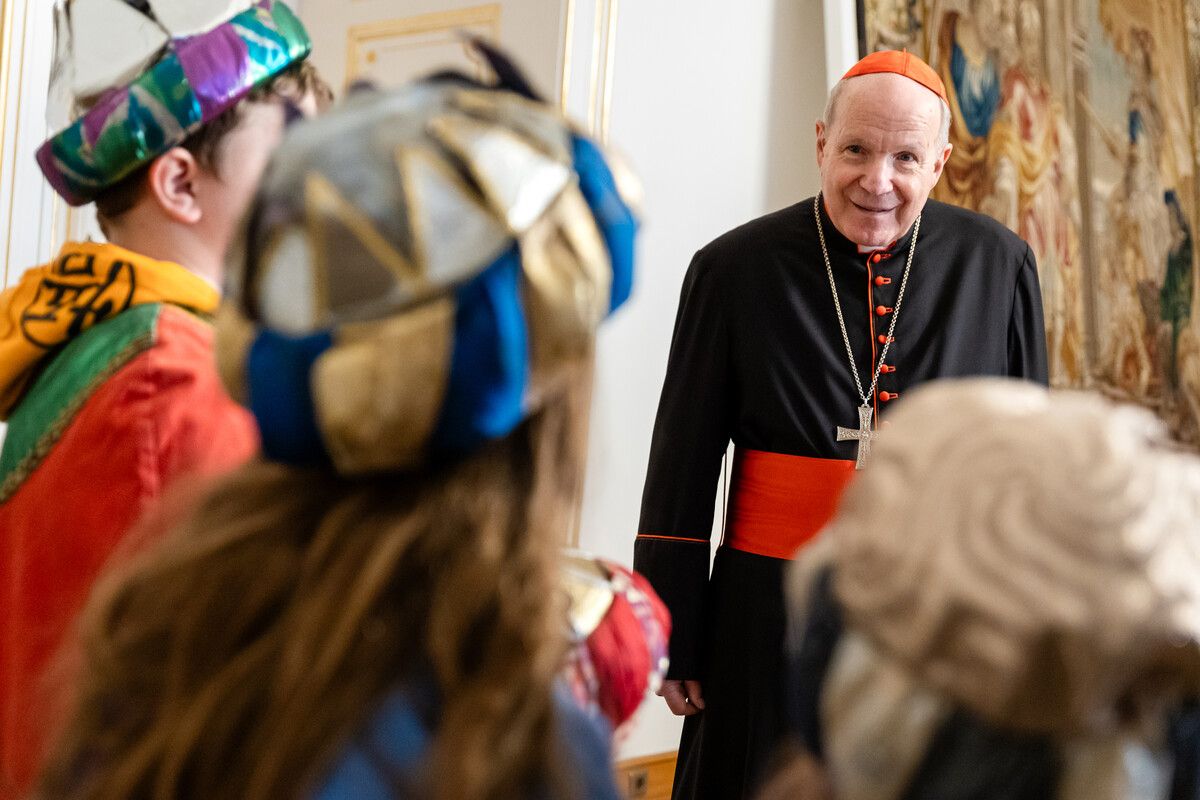 Die Sternsinger bei ihrem Besuch bei Kardinal Christoph Schönborn im Erzbischöflichen Palais in Wien.⇒ERZDIÖZESE WIEN/SCHÖNLAUB