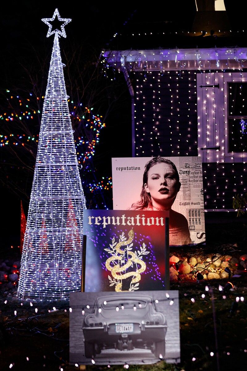 Die Super-Swifties Amy und Bryan Scott aus Illinois haben ihr Haus ganz im Zeichen ihrer Lieblingssängerin weihnachtlich dekoriert. AFP