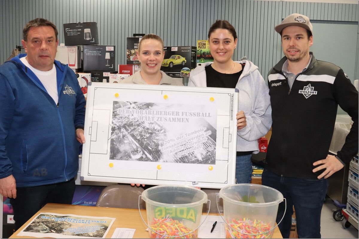 Die Tombola läuft bestens: Alexander Bernhard (l.) und Stefan Muxel mit Tamara und Sabine.
