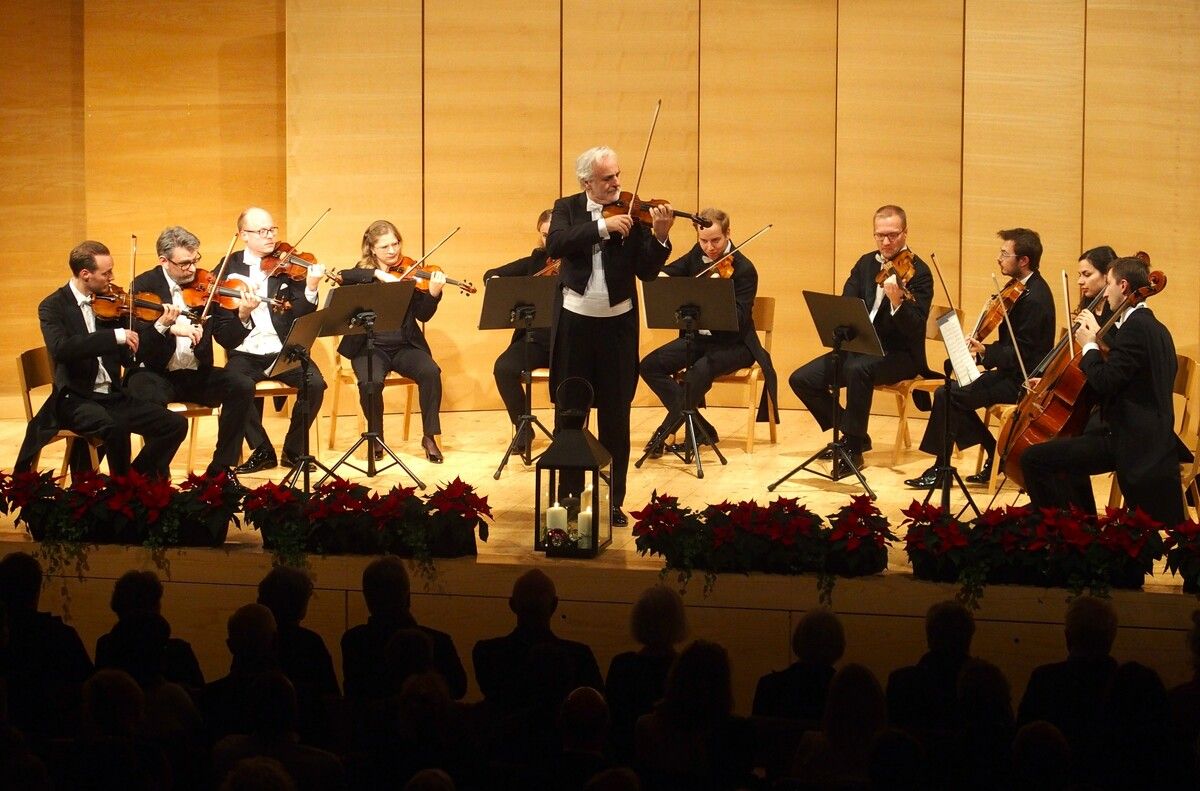 Die Wiener Streichersolisten mit ihrem Stargast Rainer Honeck als Solisten.⇒ fritz jurmann