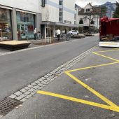 Gelbe Linien und fehlende Schilder