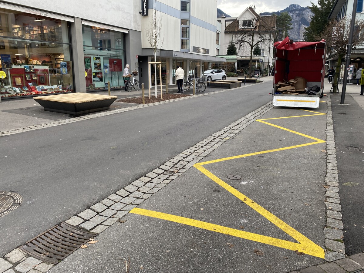Diese Bodenmarkierungen weisen auch ganz ohne Verkehrsschild auf ein Parkverbot hin. Halten und Ladetätigkeiten sind jedoch erlaubt. ⇒VN/Rauch