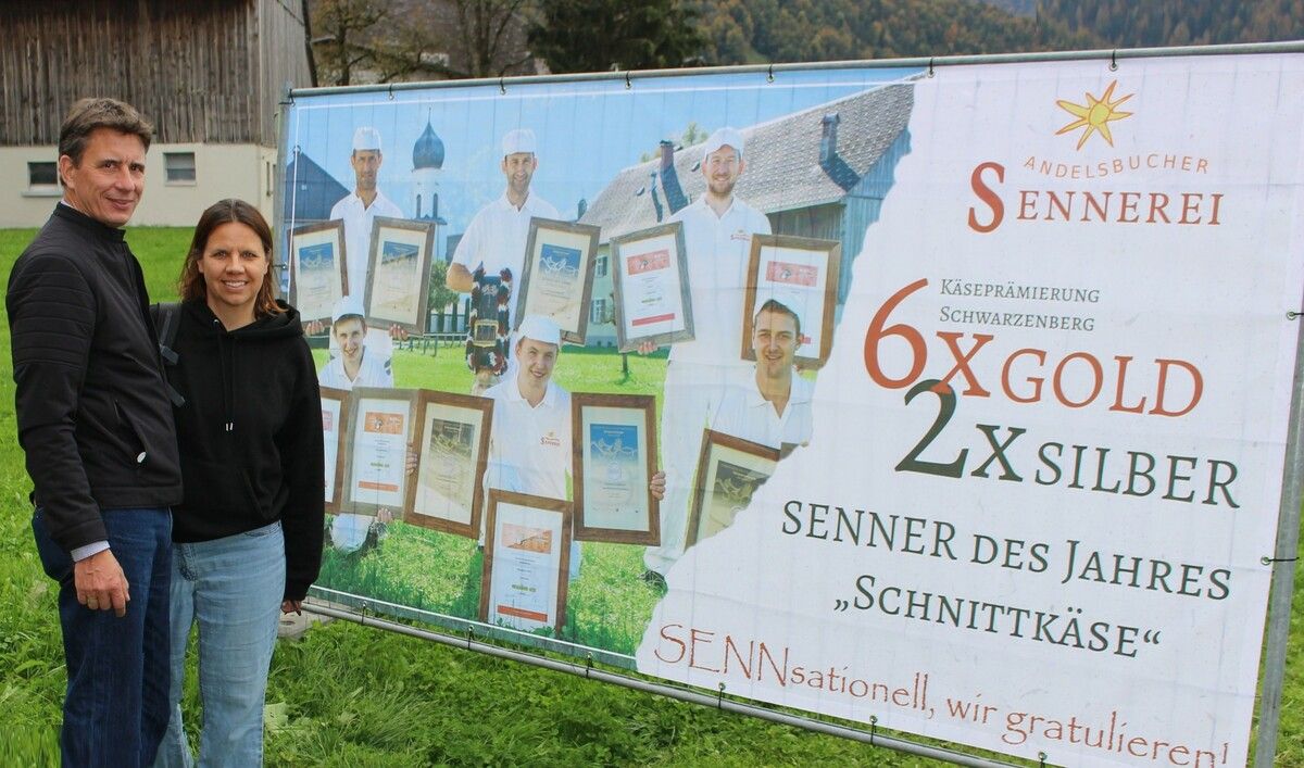 Doris Fisar und Alois Metzler mit dem Transparent der Sennerei Andelsbuch, einem der 83 Betriebe und Institutionen, die sich im Rahmen der Weilerfest-Serie den zahlreichen Besuchern präsentierten. ⇒STP (2)