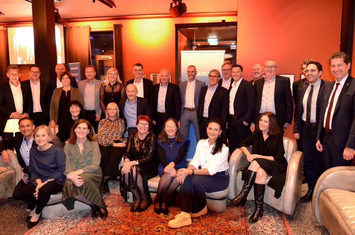 Dornbirner Sparkasse Günter Broger, Hanno Dreher, Karl Platter, Gerda Matt, Klaus Schedler, Andreas Schenk, Ulrike Amann, Sabine Bucher, Christine Hager-Wohlmuth, Heidi Hofer, Karin Hollenstein, Jennifer König, Gernot Mandler, Martin Pazman, Christian Breuß, Raimar Grabherr, Margit Masal, Rafael Resch und Sigrid Schlachter wurden für ihre Treue geehrt. Außerdem wurden Günter Broger, Christine Fussenegger, Gernot Mandler, Günter Masal, Gerda Matt und Günther Vith in den Ruhestand verabschiedet. ⇒spk