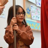 Nikolaus sorgt für leuchtende Kinderaugen in Volksschule Rheindorf