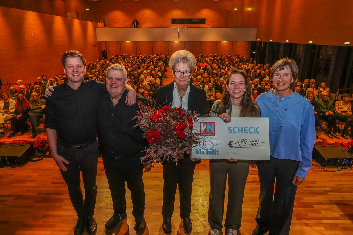 Ein Bild voller Freude: Die Musiker Philipp Lingg und George Nussbaumer, „Ma hilft“-Koordinatorin Marlies Müller, VN-Chefredakteurin und „Ma hilft“-Obfrau Isabel Russ sowie Gabriele Nussbaumer (v. l.) präsentieren stolz einen Scheck über 189.000 Euro. ⇒VN/Steurer