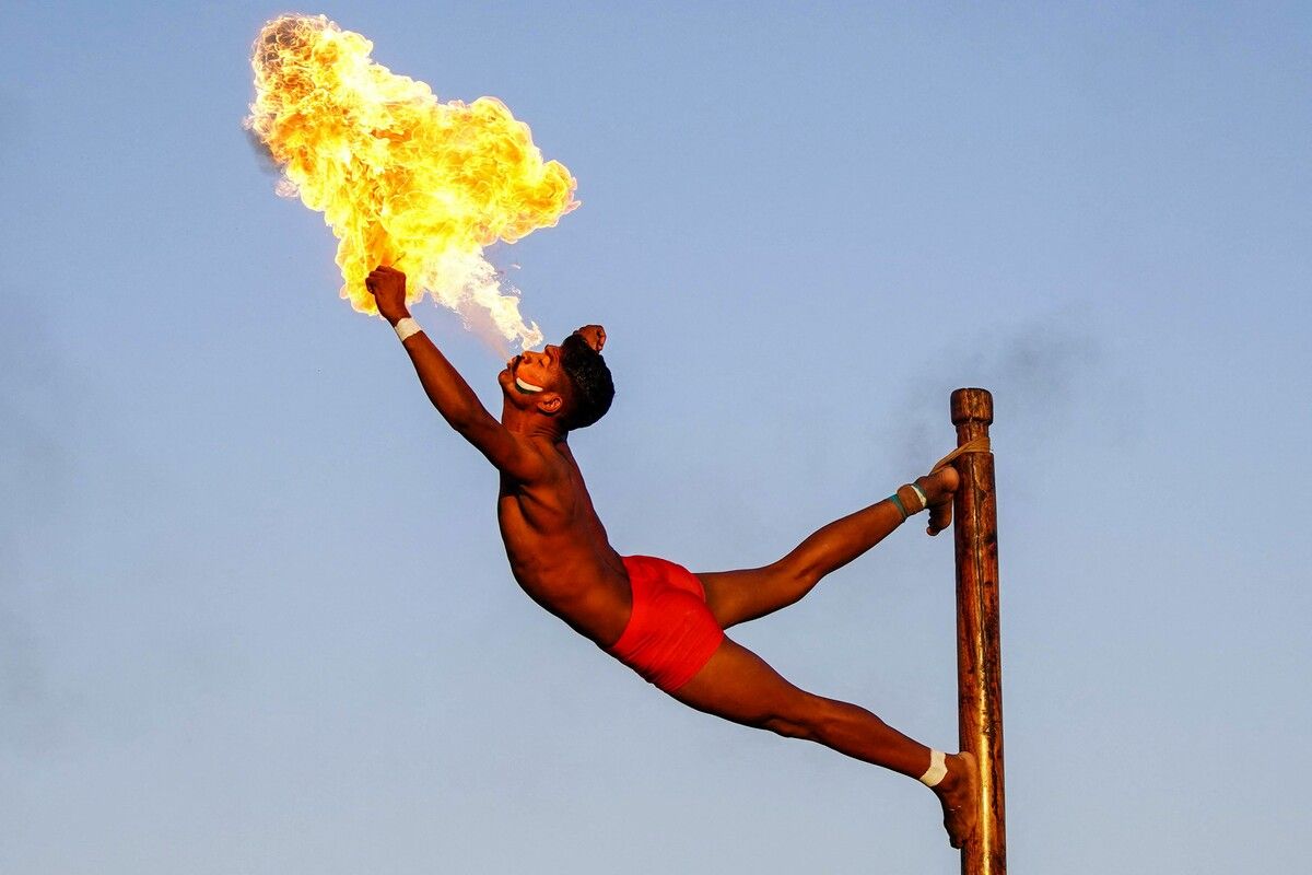 Ein indischer Soldat performt feuerspuckend das Manöver „Mallakhamb“. AFP
