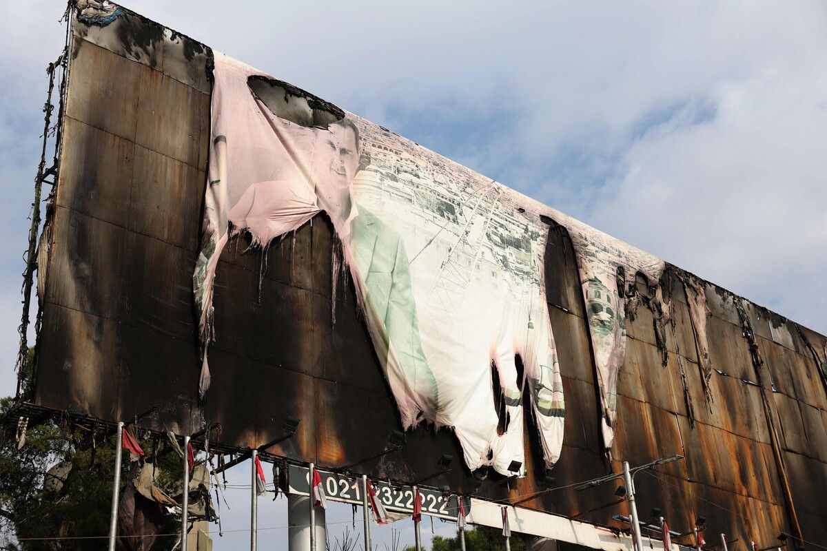 Ein Plakat von Assad brannte. Hama wurde eingenommen.⇒AFP