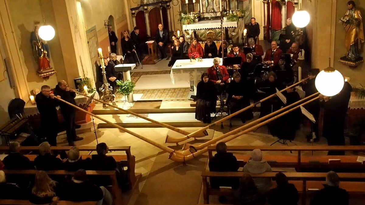 Eine Alphorngruppe sorgt für weihnachtliche Stimmung auf dem Advent-Benefiz-Konzert. ⇒HE