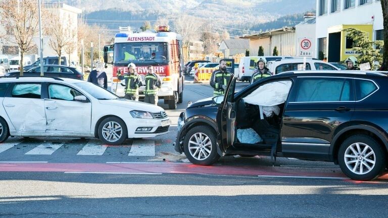 Eine der beiden Lenkerinnen soll eine rote Ampel übersehen haben, woraufhin die beiden Autos ungebremst zusammenstießen.⇒D. Mathis