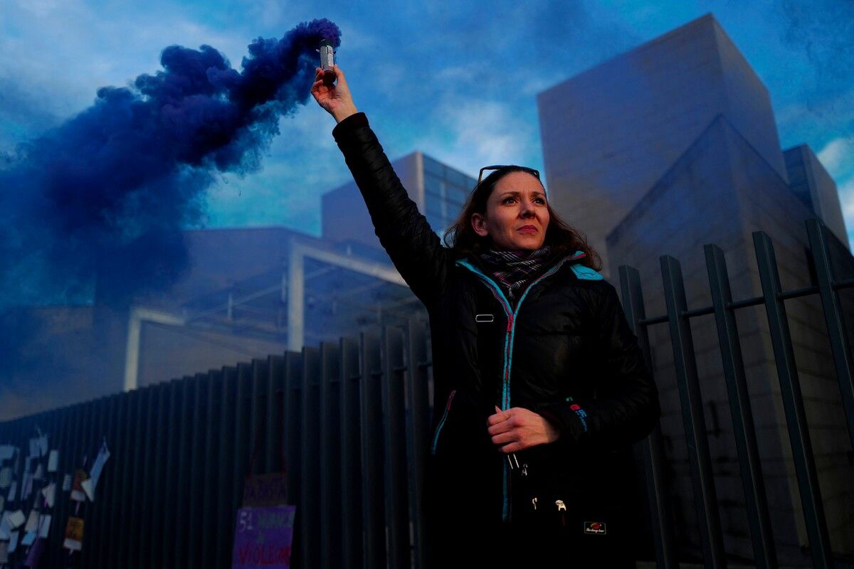 Eine Frau hält während einer Demonstration zur Unterstützung von Gisele Pelicot in der Nähe des Gerichtsgebäudes von Avignon eine Fackel. AFP