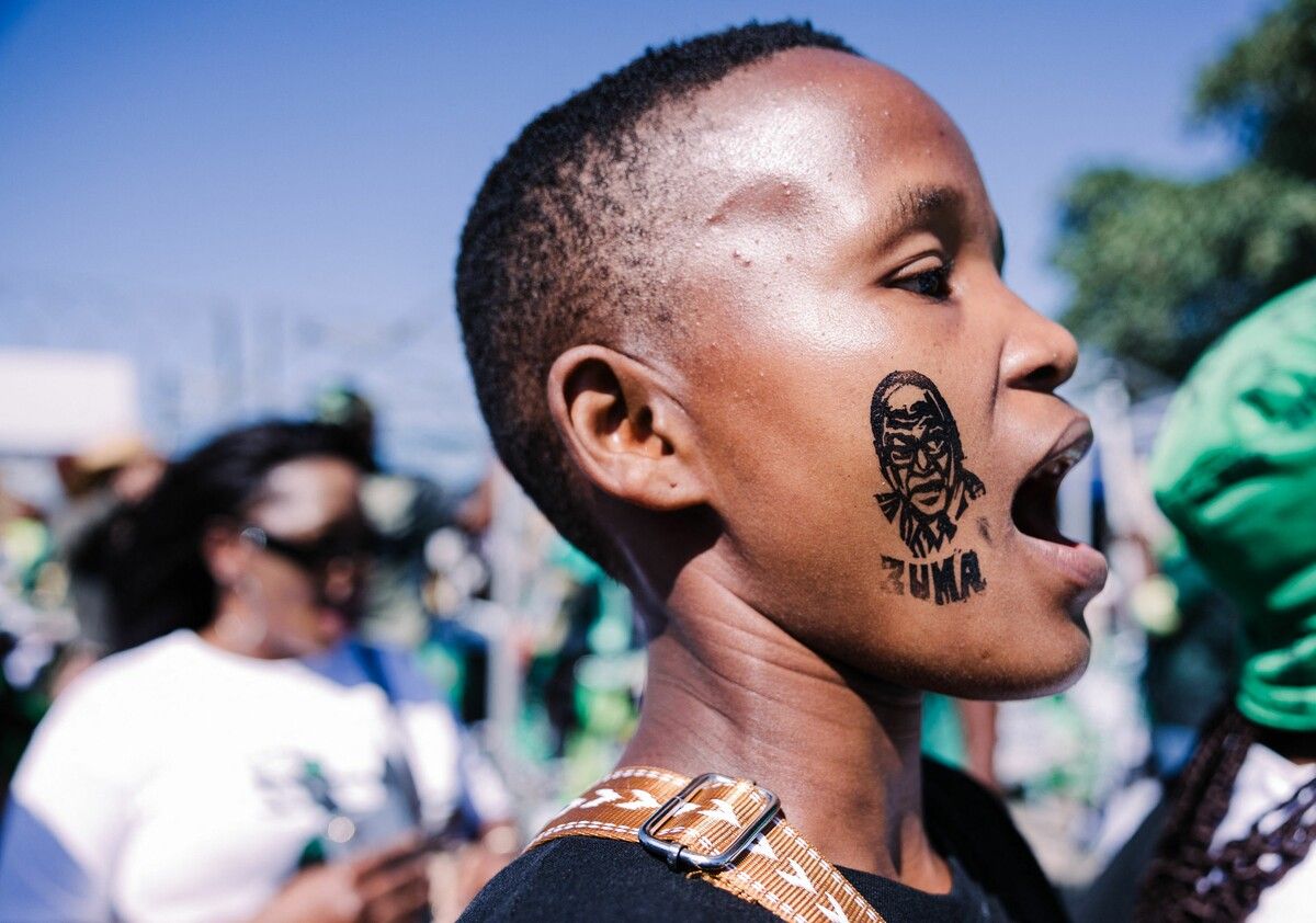 Eine MKP-Unterstützerin mit einem Bild des ehemaligen südafrikanischen Präsidenten Jacob Zuma singt zum ersten Jahrestag der Partei. AFP
