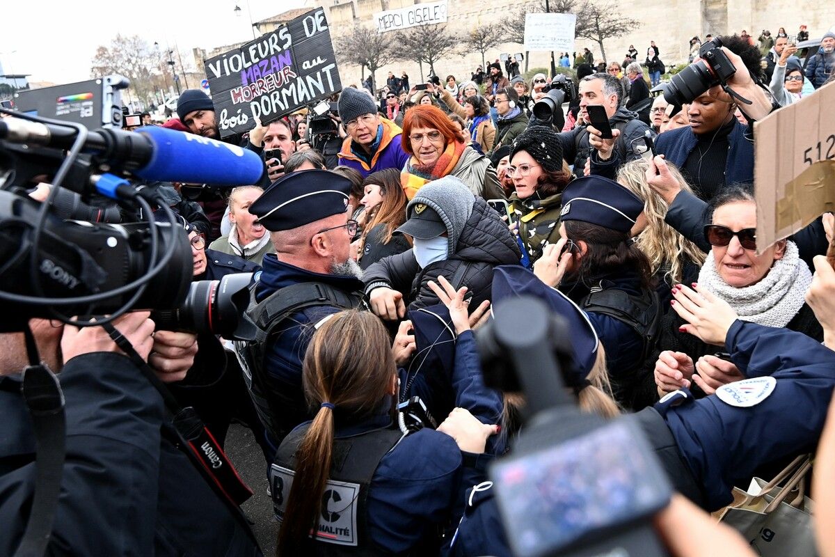 Einer der Angeklagten verbirgt beim Verlassen des Gerichts sein Gesicht. ⇒AFP