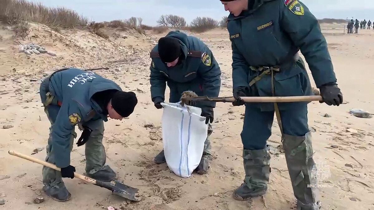 Etwa 80 Tonnen Öl seien bisher an den Stränden beseitigt worden.⇒AFP