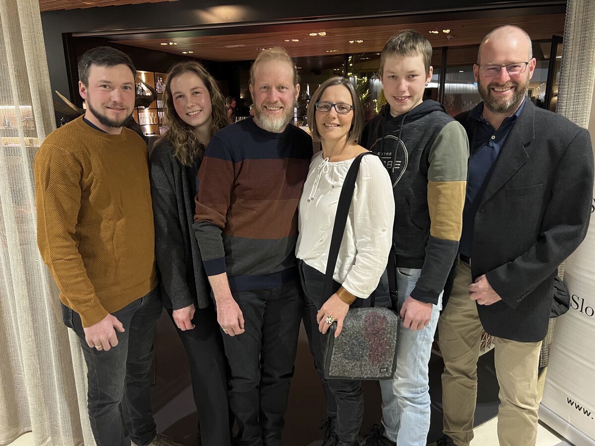 Fabian, Cornelia, Christian, Sieglinde und Christoph Breuß feierten mit Präsident Vito Mussner (r.) ihren Slow-Food-Preis 2024. ⇒Franc