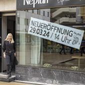 Wirtin bedrängt