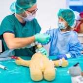 Kinder stürmen Teddybärkrankenhaus