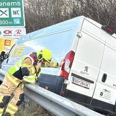 Bus gegen Schild