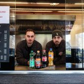 Neues Pfandsystem vor dem Start: Johannes und Christof Egger sind skeptisch. »A6