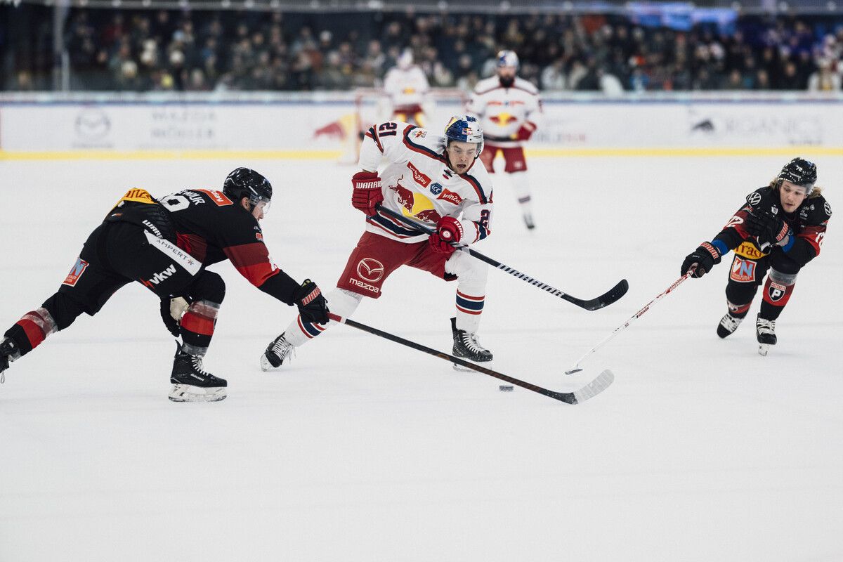 Gegen Salzburg zeigten die Pioneers eine starke Teamleistung, wie Brady Gilmour (l.) und Orrin Centazzo (r.), die mit vereinten Kräften Bulls-Stürmer Troy Bourke stoppen.⇒schaad