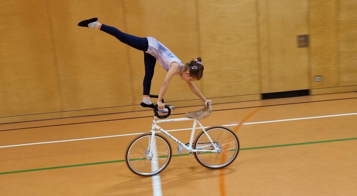 Gioia Tropiano auf dem Kunstrad in Aktion.⇒BMX-Club