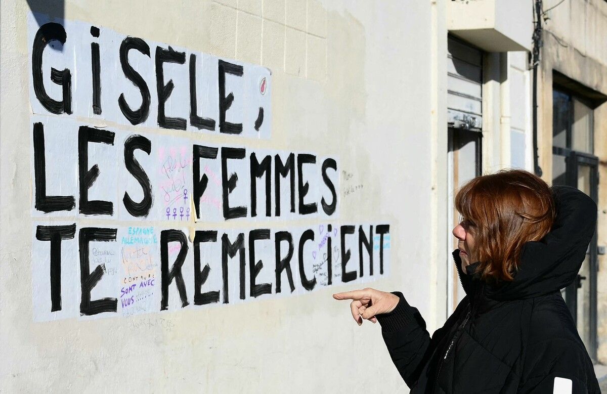 Gisèle Pelicot, im Prozess gegen ihren Ehemann zur feministischen Ikone geworden, liest ein Graffiti, auf dem steht: „Gisèle, Frauen danken dir.“ AFP
