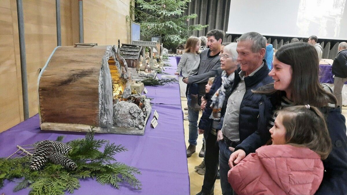 Groß war das Interesse der Gäste an der Ausstellung des Krippenvereins in der kleinen Gemeinde Buch. ⇒MST (3)