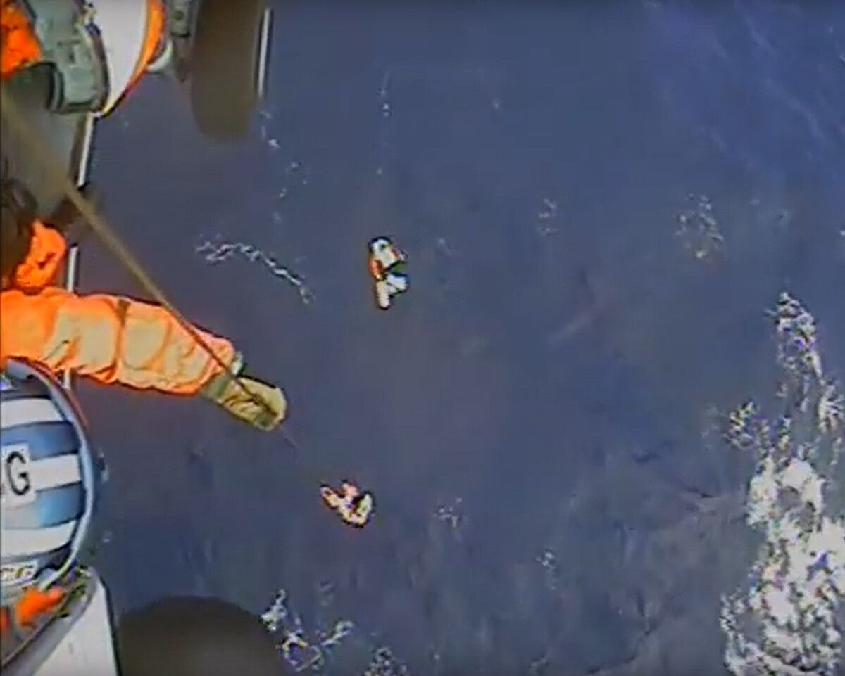 Hackspiel und seine Mannschaft wurden von der Küstenwache aus dem Wasser geborgen. ⇒US Coast Guard