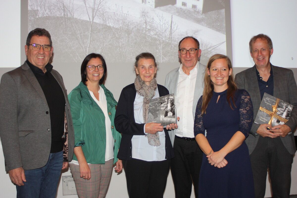 Helmut Jenny, Katharina Wöß-Krall, Maria Rauch, Johannes Rauch, Stefanie Kollmann-Obwegeser und Norbert Schnetzer glücklich nach der Präsentation.⇒VN-TKl