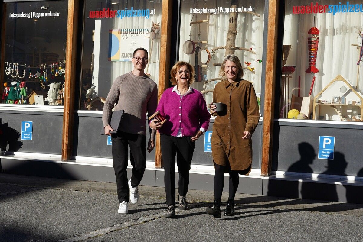 Hemma Metzler mit Sohn Lukas Greussing und dessen Partnerin Vera Moosbrugger. ⇒Waelderspielzeug