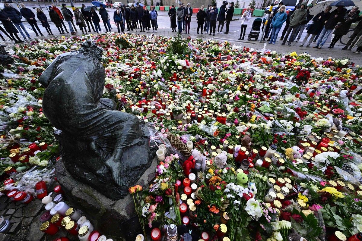 Hunderte Menschen kamen gestern zu einer Mahnwache an der Johanniskirche in Magdeburg zusammen.⇒afp