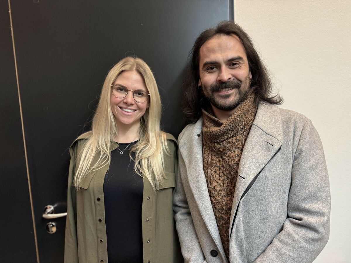 Im Publikum: Julia Entner (Landestheater) und Schauspieler Suat Ünaldi.