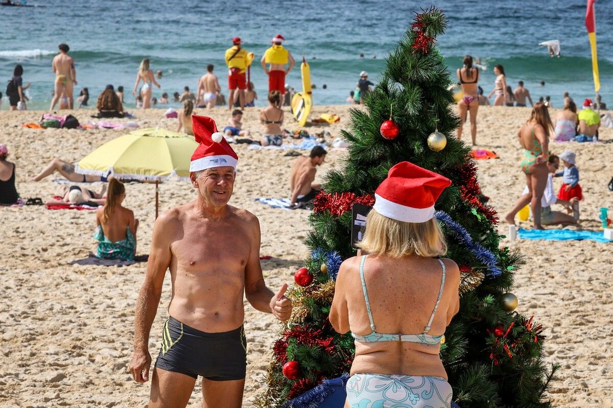In Australien werden Weihnachtsbäume am Strand aufgestellt.⇒afp