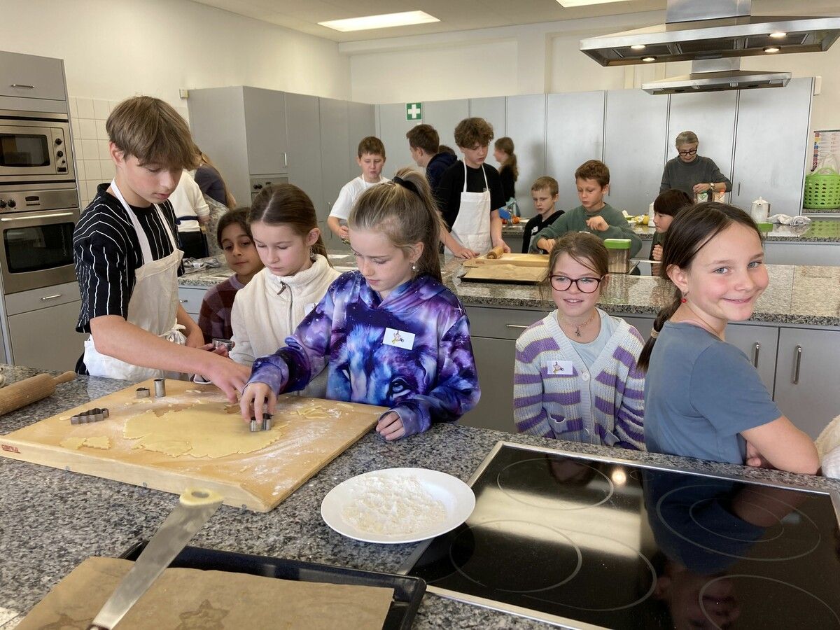 In der Schulküche durften die Volksschüler Kekse ausstechen und eine Jause essen.⇒ STL