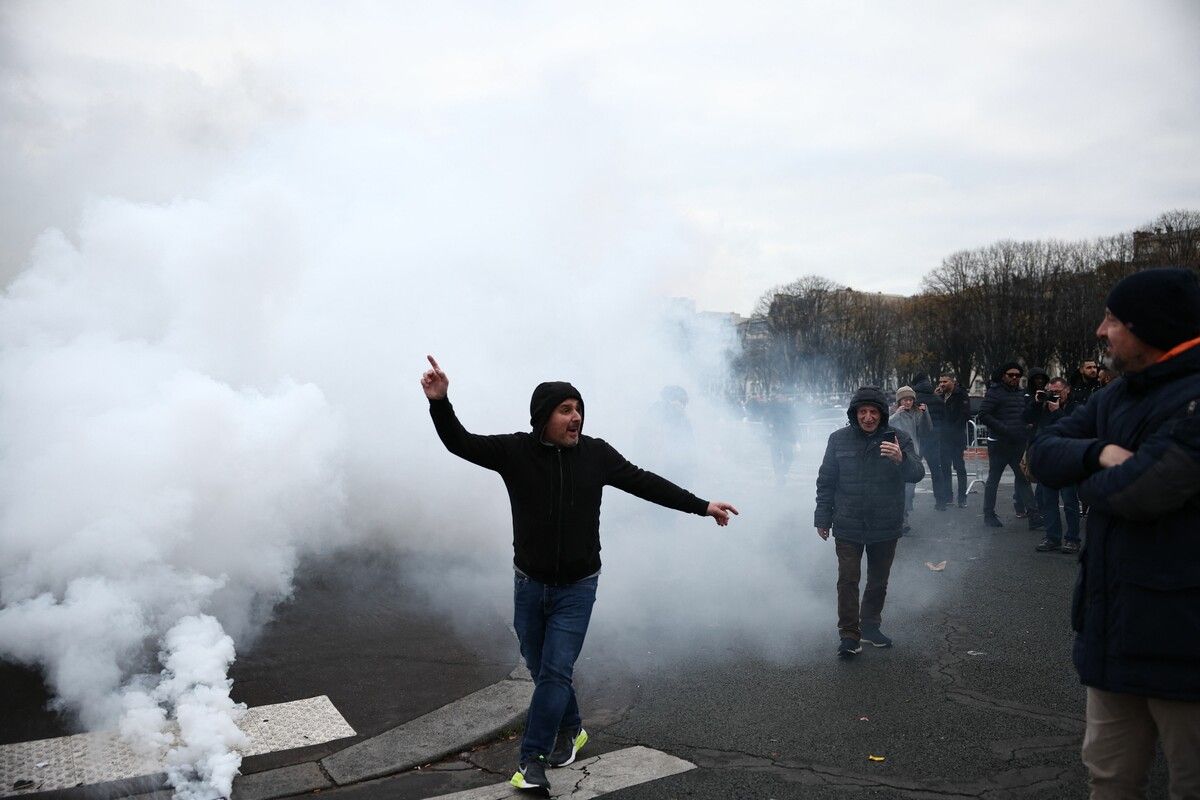 In Paris demonstrieren die Taxifahrer gegen geplante niedrigere Kilometersätze. AFP