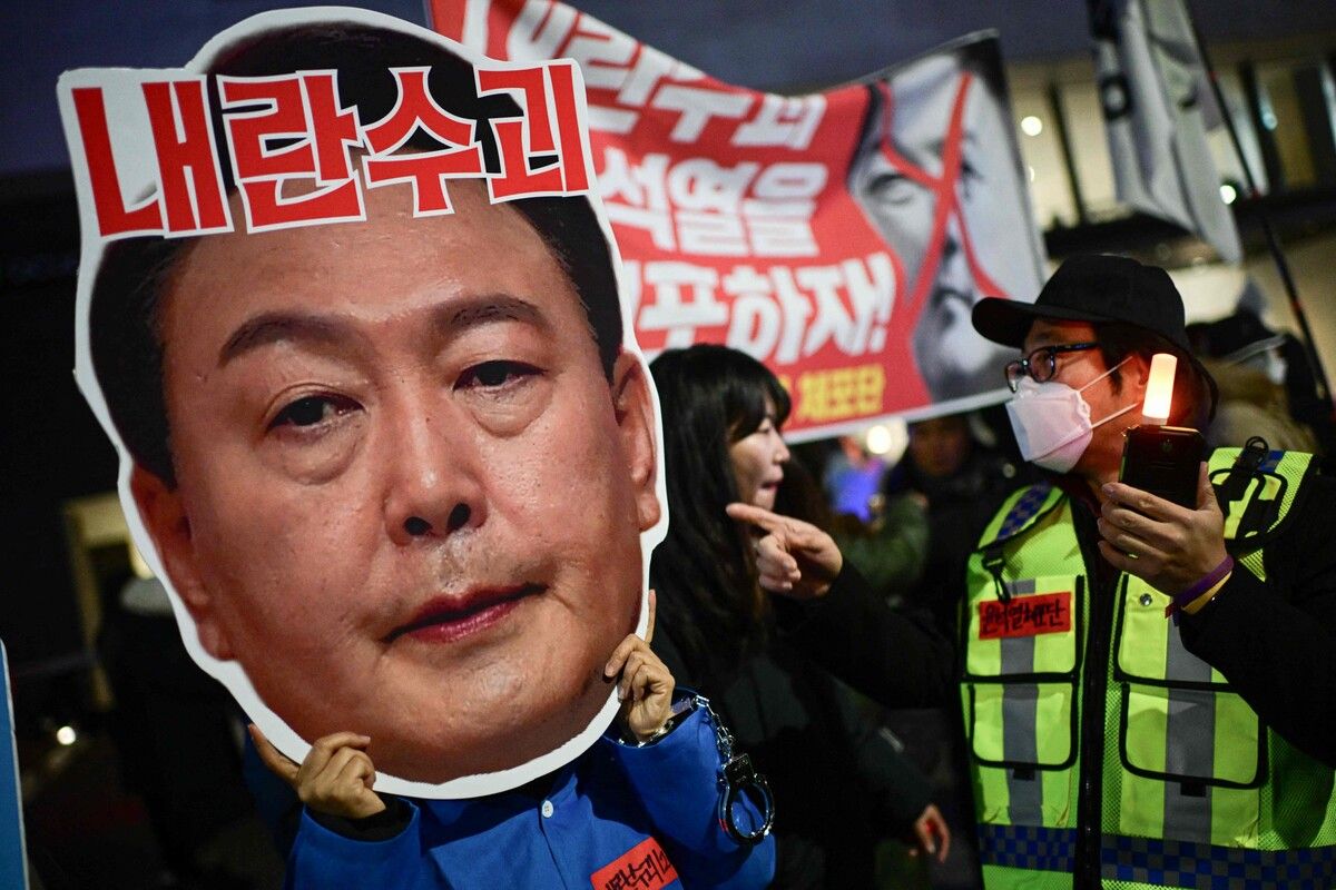 In Südkorea wird die Absetzung des Präsidenten Yoon Suk Yeol gefordert, nachdem dieser das Kriegsrecht ausgerufen hat. AFP