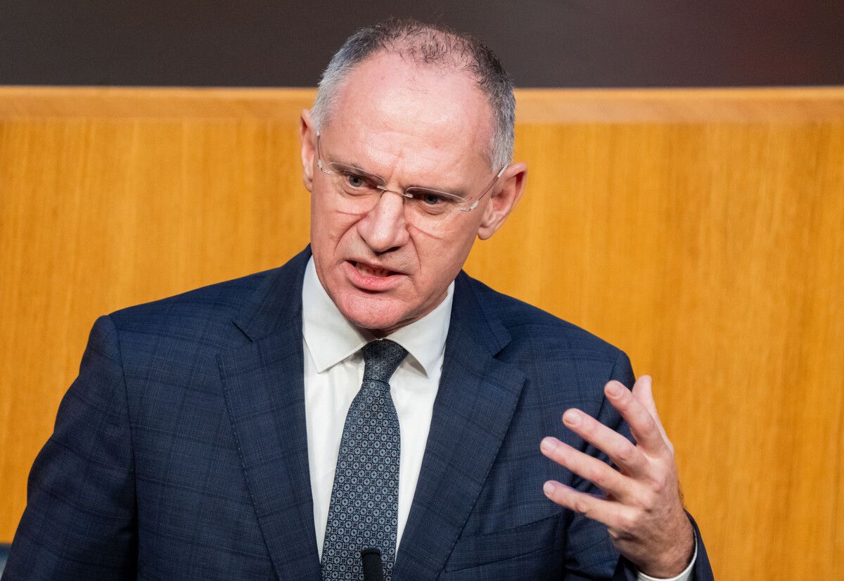 Innenminister Gerhard Karner bekräftigte am Mittwoch im Nationalrat seine Entscheidung, Asylverfahren von Syrern vorerst auszusetzen. ⇒APA/GEORG HOCHMUTH