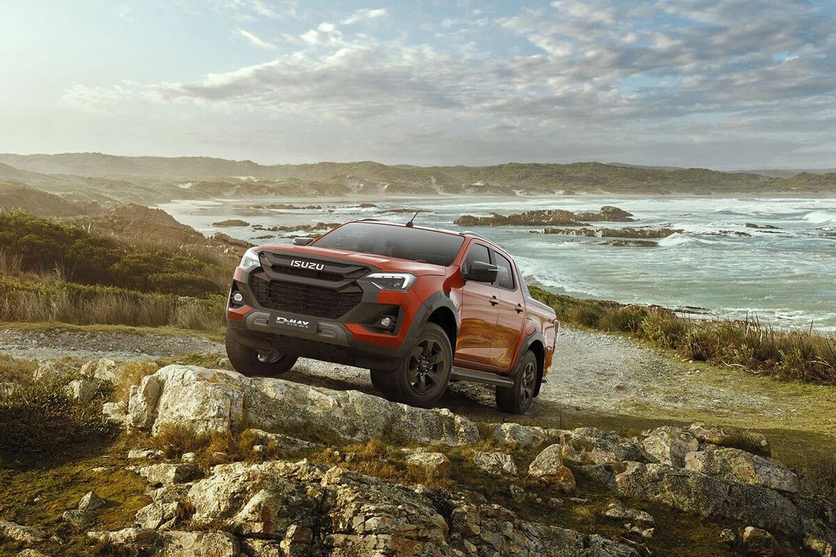 Isuzu hat seinen Pick-up-Dauerbrenner D-Max für das Modelljahr 2025 aufgefrischt. Optisch sorgen neue LED-Scheinwerfer und eine neue Rückleuchtengrafik für einen moderneren Auftritt. Ein überarbeiteter Kühlergrill und eine neue Motorhaube lassen ihn verwegener als bisher erscheinen. Das Cockpit des D-Max kombiniert ein 7-Zoll-Fahrerdisplay mit einem je nach Ausstattung 8 oder 9 Zoll großen Touchscreen. Das Infotainmentsystem erlaubt die drahtlose Integration von Apple Carplay und Android Auto. Der Assistenten-Komplex wurde erweitert.